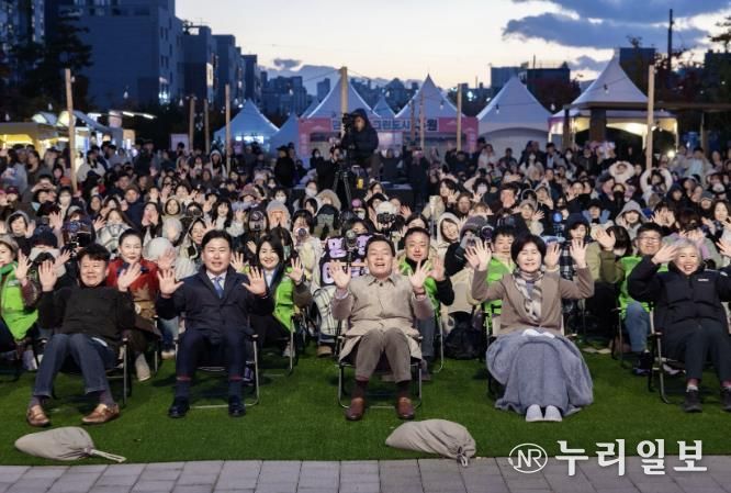 이재준 수원시장(가운데), 백혜련 의원(수원시을), 수원시의회 윤경선 의원, 이병진 수원도시재단 이사장, 김종석 권선구청장 등이 탄소중립 한마당 축제에 참가한 시민들과 함께하고 있다.