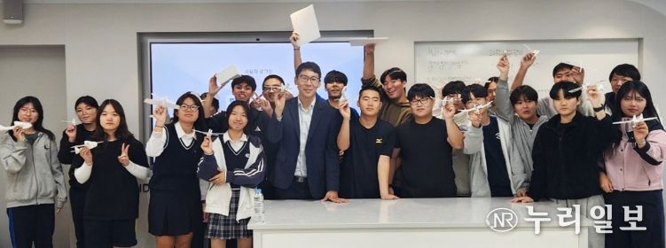 경상국립대학교 우주항공대학 Hi-CSA 진로부트캠프 및 우주항공꿈키움프로젝트 수업 장면