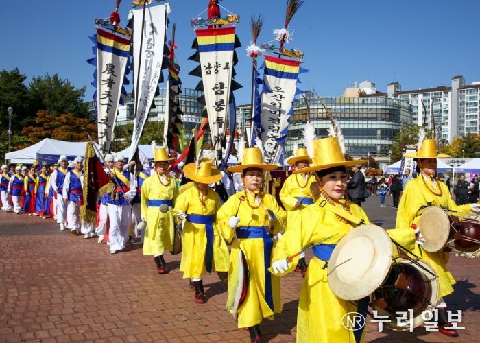 고양문화원 취타대의 힘찬 연주에 맞춰 31개 시군이 입장하고 있다.