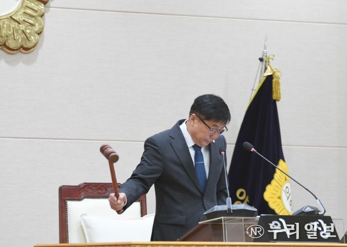 윤창철 의장이 제382회 임시회 제1차 본회의를 주재하고 있다.