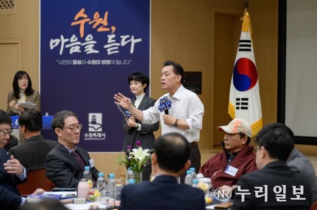 이재준 시장이 행궁동 새빛만남에서 이야기를 하고 있다.