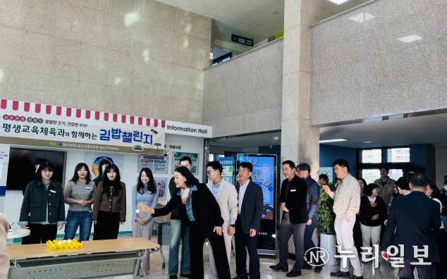 청렴행사에 참여하여 탁구공을 던지는 동부교육지원청 양수조 교육장
