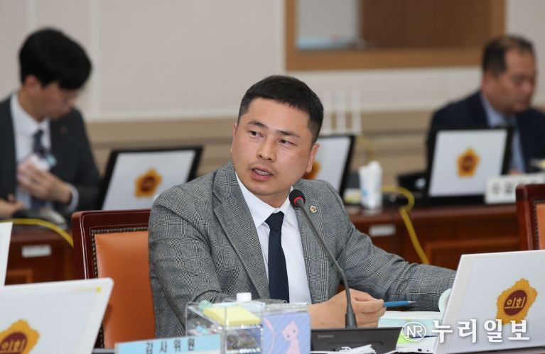 임형석 전남도의원이 11월 4일, 전남도교육청 행정사무감사에서 질의하고 있다.