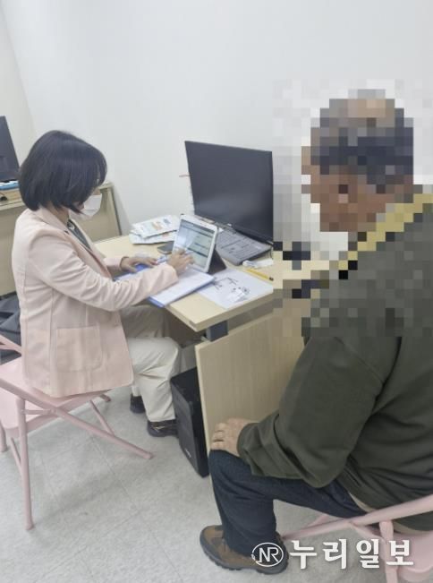 안산시 단원보건소 관계자가 4일 대부동 지역 주민을 대상으로 치매 선별검사를 진행하고 있다.