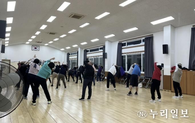 수원시 권선구 세류3동 생활체육교실 수강생, 저소득 청소년 위해 기부금 전달하며 나눔 실천