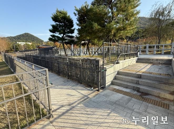 시립수목원 계단 난간 손잡이 및 경사로