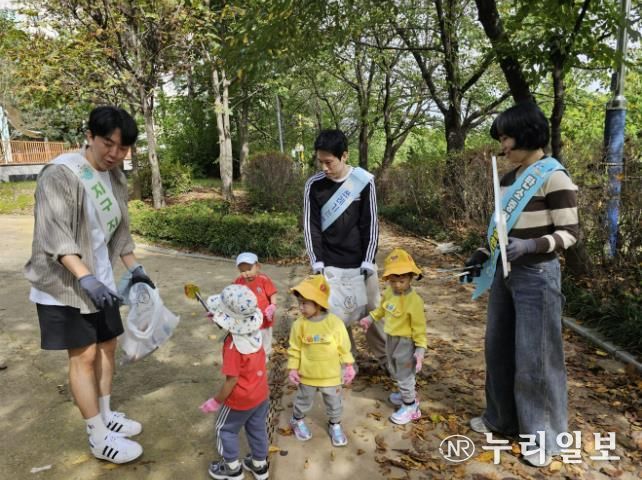 학부모와 자녀가 플로깅을 하고 있다.