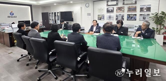 하남시의회 의장단과 상임위원장단은 11월 5일 이현재 하남시장실을 방문해 문화 예산 삭감 발언에 대한 유감의 뜻을 표명하고, 내년 예산 심사를 앞두고 하남발전을 위한 협치 의지를 재확인했다. (사진_하남시의회 제공)