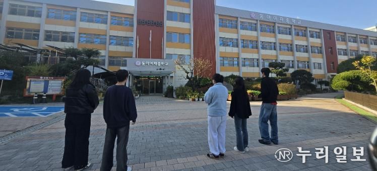 광주시교육청 전남대 교육협력관실이 7일 동아여고에서 전남대 지리학과 함께 진행하는 학교 항공촬영에서 전남대 지리학과 학생들이 드론을 조작하고 있다.