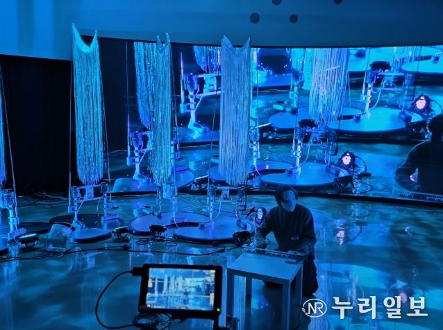 권병준 작가가 프리뷰 퍼포먼스를 진행하고 있다.