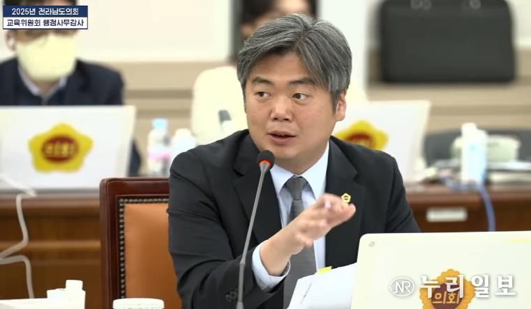 행정사무감사 중인 박원종 전남도의원