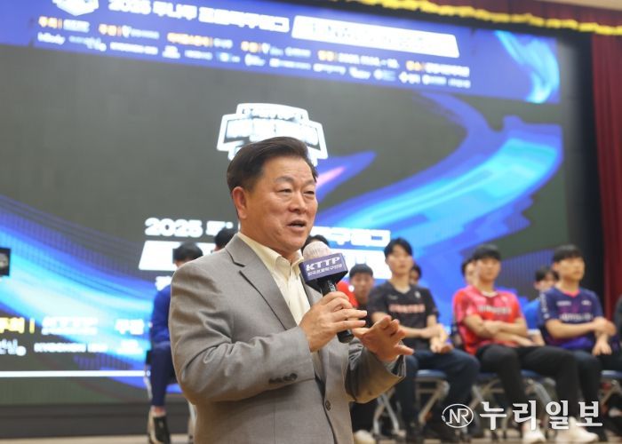 박승원 광명시장이 12일 오후 시청 대회의실에서 열린 ‘2025 두나무 프로탁구리그 파이널스’ 미디어데이에 참석해 인사말을 하고 있다.