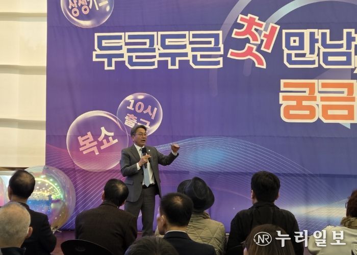 강기정 광주광역시장이 13일 오후 시청 1층 시민홀에서 열린 ‘광주온(ON) 시민정책참여단 만남의 날’ 행사에 참석해 시민들과 시정 현안을 공유하고 있다. /광주광역시 제공