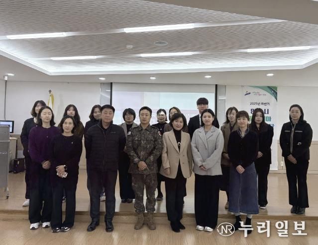 안산시 말라리아 퇴치사업단이 13일 단원보건소에서 하반기 말라리아 퇴치사업단 회의를 진행하고 함께 기념촬영을 하고 있다.