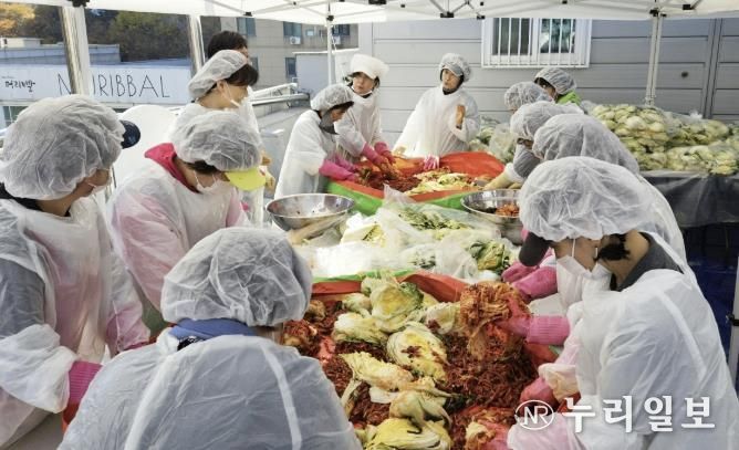 수원시 영통구 영통1동 사랑의 김장 나눔으로 이웃사랑 실천