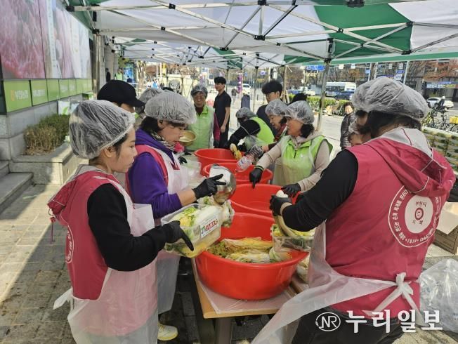 지난 13일 부천농협, 농협 부천시지부에서 독거노인 위한 백김치 257박스를 전달했다.