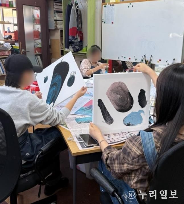 수원여자단기청소년쉼터 미술 전시회 '별빛을 보듬다' 개최