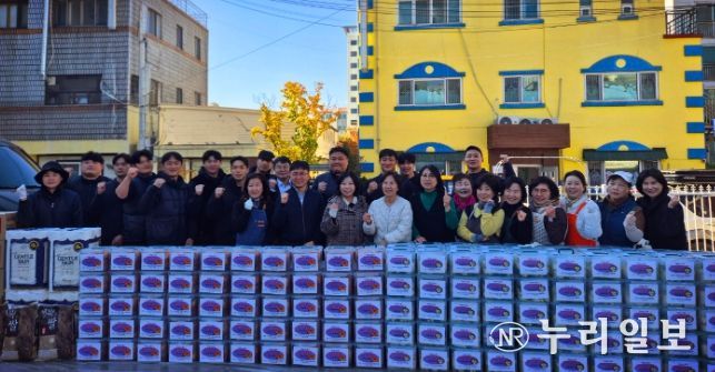 수원시 여성단체협의회가 사랑의 김장 담그기 행사 후 기념사진을 촬영하고 있다.