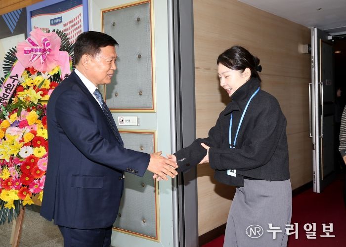 이영인 제4대 신임 수원도시공사 사장이 이날 오전 한누리아트홀에서 열린 취임식에서 공사 임직원들과 인사를 나누고 있다. (사진=수원도시공사 제공)