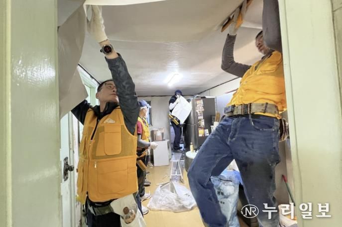 수정인테리어 기술전문학원, 수원시 장안구 조원1동 취약계층 위한 무료 도배 봉사