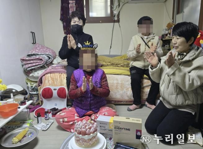수원시 팔달구 지동, 홀몸어르신께 따뜻한 생신 축하와 선물 전달