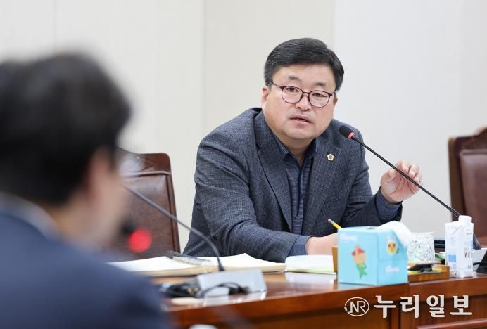 모정환 의원 기획행정위원회에서 질의 모습 사진 첨부