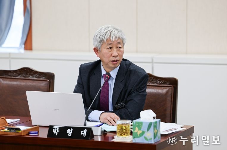 박형대 의원(진보당·장흥1)이 20일 전라남도 환경산림국 소관 2025년도 제3회 추가경정 예산안 심사에서 질의하고 있다.