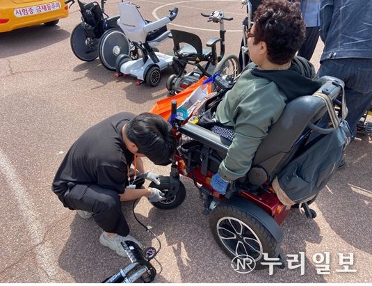 장애인보조기기 수리지원(전동휠체어 타이어 교체) 작업 장면