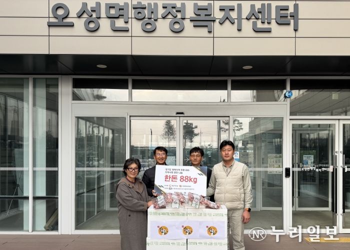 왼쪽부터 해림농장 최인희 사장, 강성식 오성면장 / 대한한돈협회 평택지부 조양연 부지부장, 박성철 이사