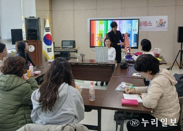광명시 철산3동 주민자치회는 지난 22일 철산3동 행정복지센터 2층 대회의실과 소회의실에서 지역 주민을 대상으로 ‘나를 찾는 색–퍼스널컬러&뷰티클래스’ 특강을 개최했다.