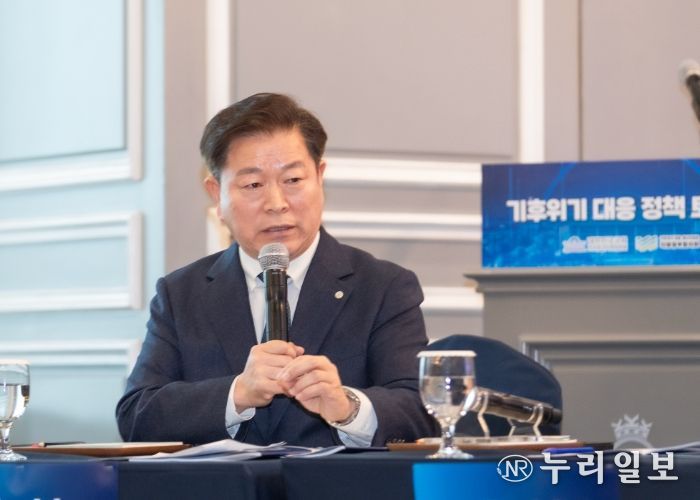 박승원 광명시장이 24일 서울 여의도 켄싱턴호텔에서 열린 ‘국가와 지방이 함께하는 탄소중립 실현, 기후위기 대응 정책 토론회’에 참석해 지방정부 기후 분권의 필요성에 대해 말하고 있다.