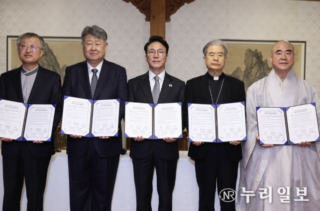 김민석 국무총리가 24일 삼청동 총리서울공관에서 열린 제1차 정부-종교계 생명존중 원탁회의를 갖기에 앞서 협약식을 하고 있다.