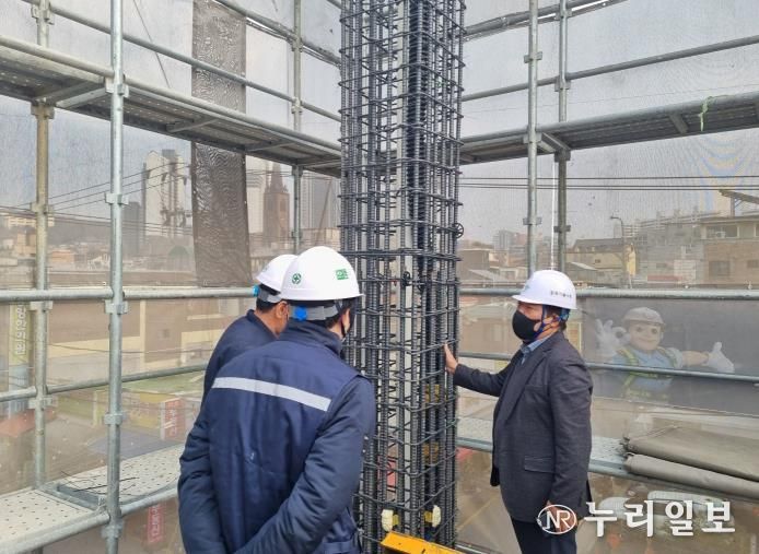 점검반이 건축공사장을 점검하고 있다.