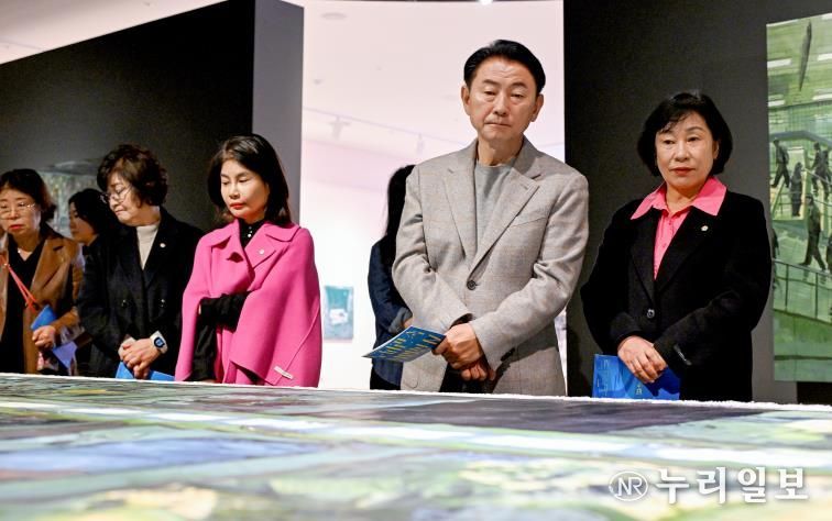 김동근 시장이 11월 24일 의정부미술도서관의 ‘도서관 속 작업실Ⅳ’ 전시 개막식에서 작품들을 둘러보고 있다.