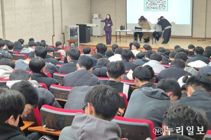 광주학생교육문화회관이 지난 20일 광덕고등학교 강당에서 진행한 이미지 메이킹 강의에서 광덕고등학교 3학년 학생들이 직접 메이크업과 헤어스타일을 시연해보고 있다.