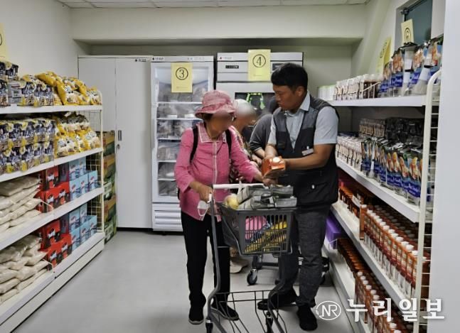'그냥드림' 시범 사업장으로 선정된 광명푸드뱅크마켓 센터에서 취약계층에 식품을 지원하고 있는 모습