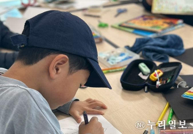 ‘슬기로운 한수풀 문화생활(폐그림책을 활용한 입체 그림책 만들기)’ 프로그램