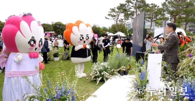 강기정 광주광역시장이 지난 5월 24일 오전 시청 앞 빛의 정원에서 열린 ‘2025 광주 홍보캐릭터 대전’ 빛돌이 결혼식에 참석해 주례사를 하고 있다. / 광주광역시 제공