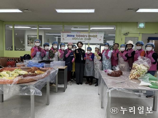 지난 26일 구리시 보건소 구내식당에서 사랑나누미 회원들이 사랑의 온정이 담긴 김장김치를 직접 만들고 전달했다.