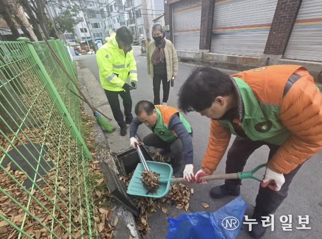 동두천시 보산동 지역자율방재단, 관내 취약지 낙엽 수거 활동 전개