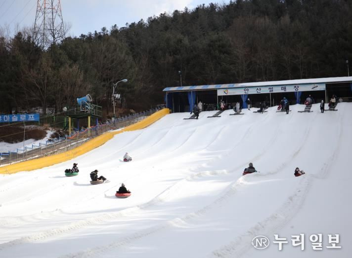 시민들이 안산 썰매장을 이용하고 있다.(사진=안산도시공사 제공)