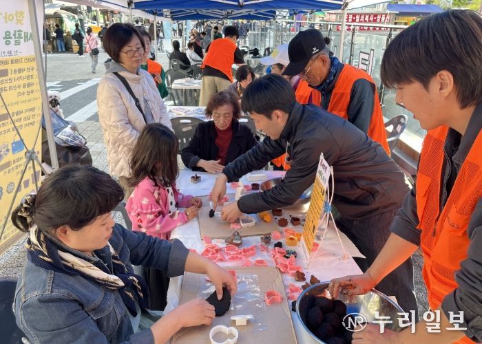 고양시문촌9종합사회복지관‘친한친구' 모임에서 운영한 새활용 마켓