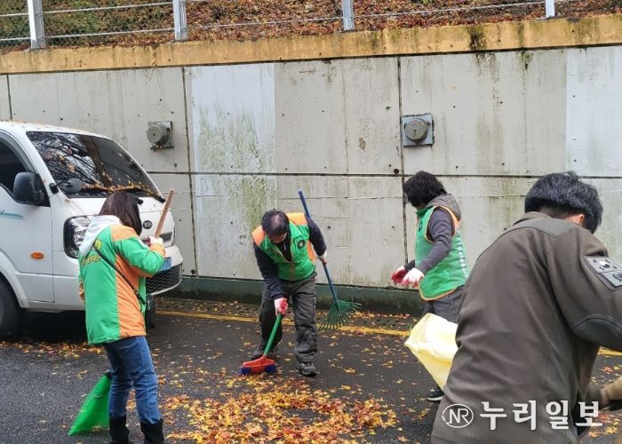 광명시 광명7동 행정복지센터는 지난 27일 가을철 낙엽 대청소를 실시해 주민들이 안전하고 깨끗한 환경에서 생활할 수 있도록 집중 정비 활동을 펼쳤다.