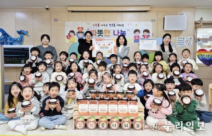 시흥시북부노인복지관, 지역사회 어린이집과 ‘따뜻한 김장나눔’행사로 온기 전해