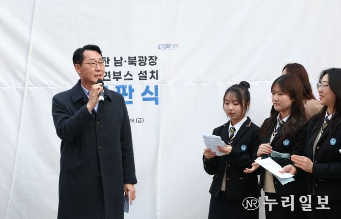 정명근 화성특례시장이 학생들과 흡연부스 설치에 따라 정화된 거리 환경에 대해 이야기 하고 있다