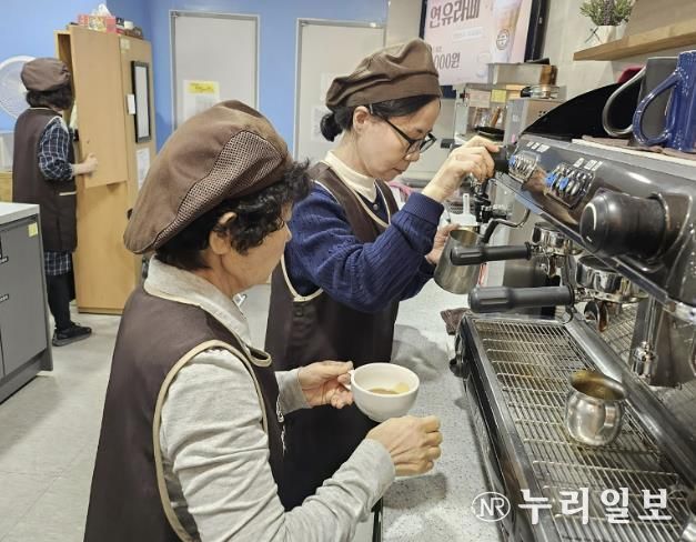 성남시 노인일자리 공동체사업단 분야 카페 운영 참여 어르신들