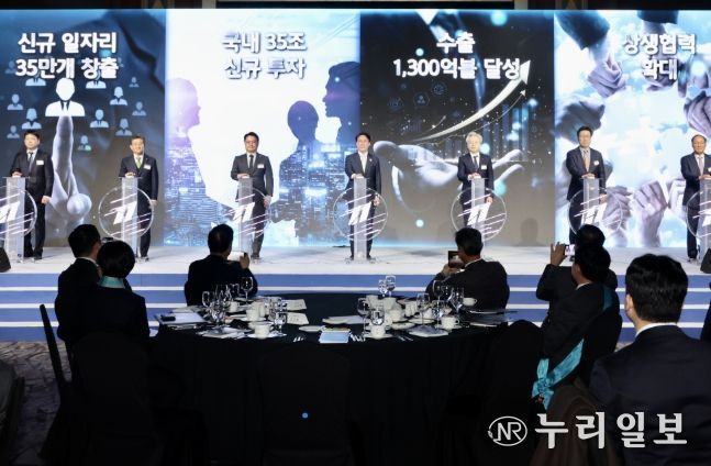 김민석 국무총리가 1일 서울 롯데호텔에서 열린 제11회 중견기업인의 날 기념식에서 축사 및 기념 퍼포먼스를 하고 있다.