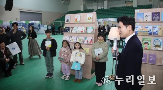 김대중 전라남도교육감이 ‘나도 작가 프로젝트’에 참여한 학생 작가들에게 격려의 말을 전하고 있다.
