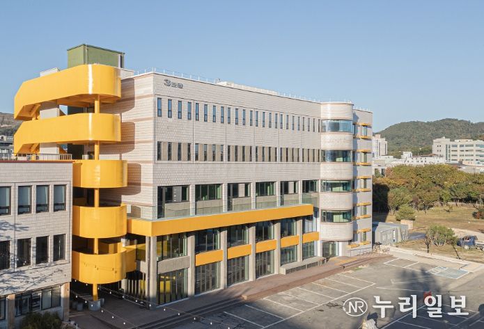 밀양소통협력공간으로 새단장을 마친 옛 밀양대 강의동(건물외부는 최대한 보존)