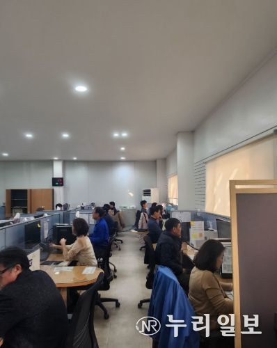 체납조사반 전화 상담 모습